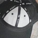 El artículo es un jockey/gorra New Era 9TWENTY ajustable de los Raiders (NFL).