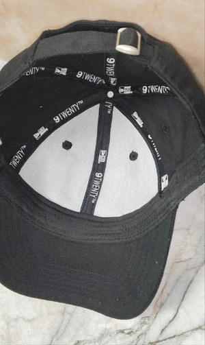 El artículo es un jockey/gorra New Era 9TWENTY ajustable de los Raiders (NFL).