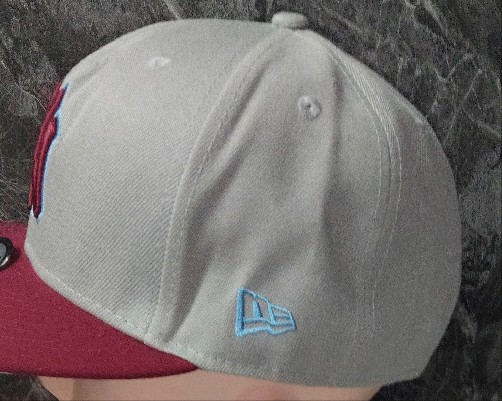 Gorra New Era 9FIFTY Snapback New York Yankees gris con visera burdeos.