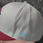 Gorra New Era 9FIFTY Snapback New York Yankees gris con visera burdeos.