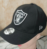 El artículo es un jockey/gorra New Era 9TWENTY ajustable de los Raiders (NFL).