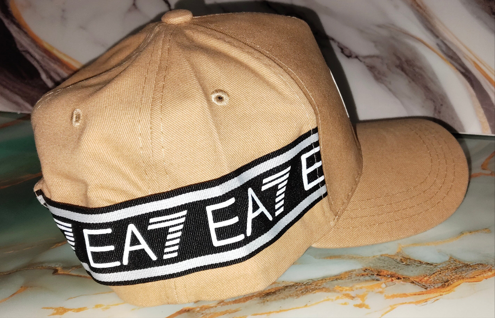 🧢 Jockey Emporio Armani EA7 Beige Original
✨ Estilo, calidad y exclusividad en un solo accesorio.