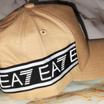 🧢 Jockey Emporio Armani EA7 Beige Original
✨ Estilo, calidad y exclusividad en un solo accesorio.