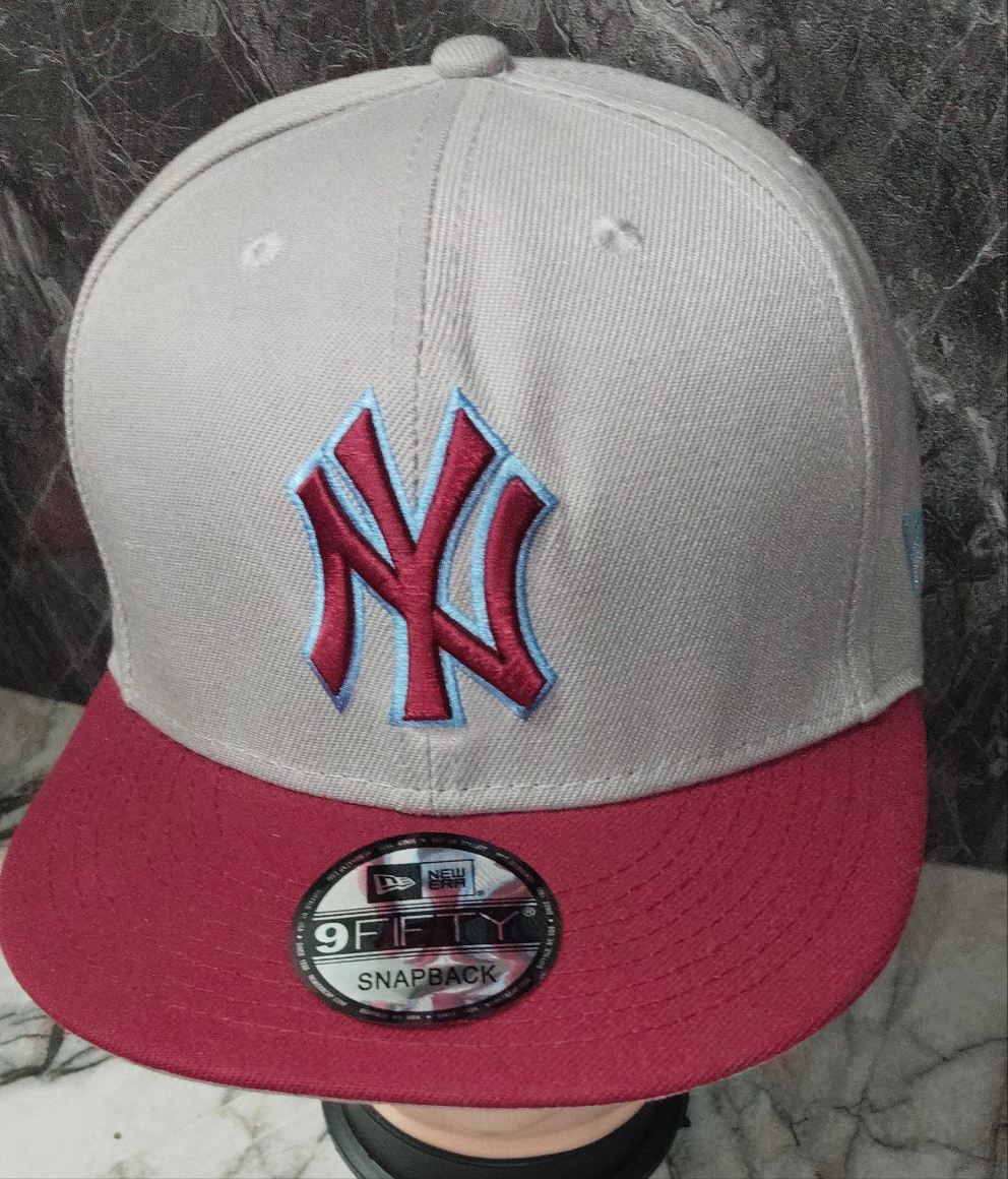 Gorra New Era 9FIFTY Snapback New York Yankees gris con visera burdeos.