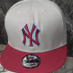 Gorra New Era 9FIFTY Snapback New York Yankees gris con visera burdeos.