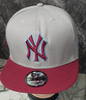 Gorra New Era 9FIFTY Snapback New York Yankees gris con visera burdeos.