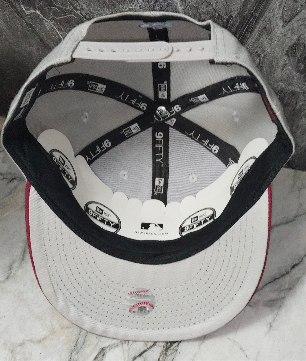 Gorra New Era 9FIFTY Snapback New York Yankees gris con visera burdeos.