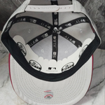 Gorra New Era 9FIFTY Snapback New York Yankees gris con visera burdeos.