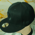 Jockey New Era 9FIFTY Snapback Negro con Letra "D" en relieve
