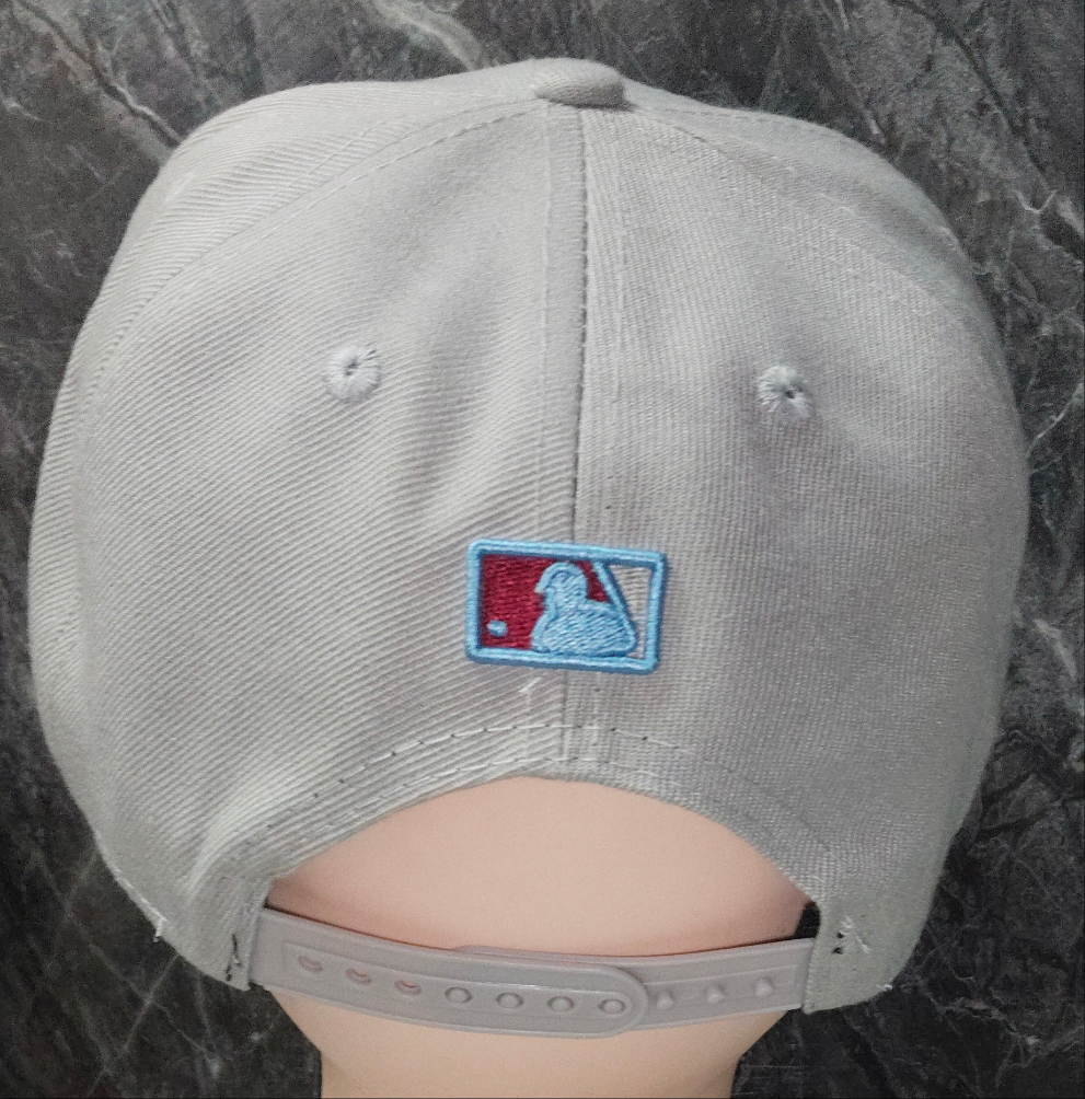 Gorra New Era 9FIFTY Snapback New York Yankees gris con visera burdeos.