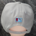 Gorra New Era 9FIFTY Snapback New York Yankees gris con visera burdeos.