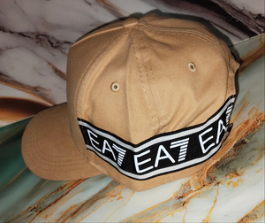 🧢 Jockey Emporio Armani EA7 Beige Original
✨ Estilo, calidad y exclusividad en un solo accesorio.