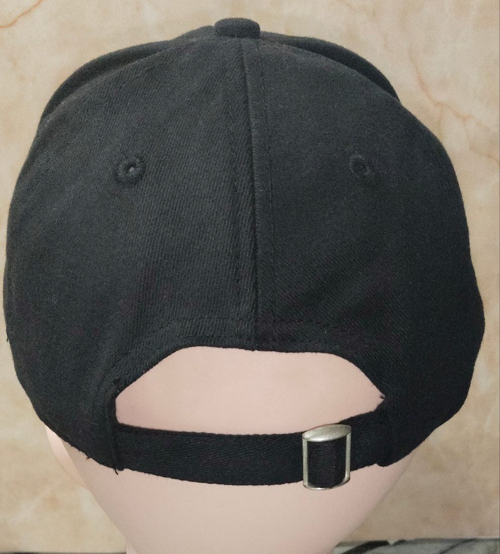 El artículo es un jockey/gorra New Era 9TWENTY ajustable de los Raiders (NFL).