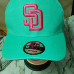 gorra New Era 9FIFTY Snapback San Diego Padres color verde aqua con detalles rosa.
