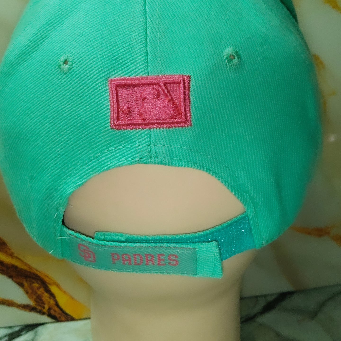gorra New Era 9FIFTY Snapback San Diego Padres color verde aqua con detalles rosa.