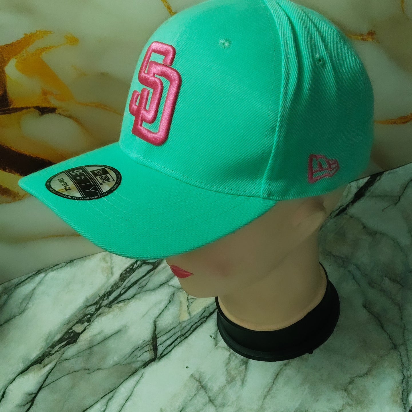 gorra New Era 9FIFTY Snapback San Diego Padres color verde aqua con detalles rosa.